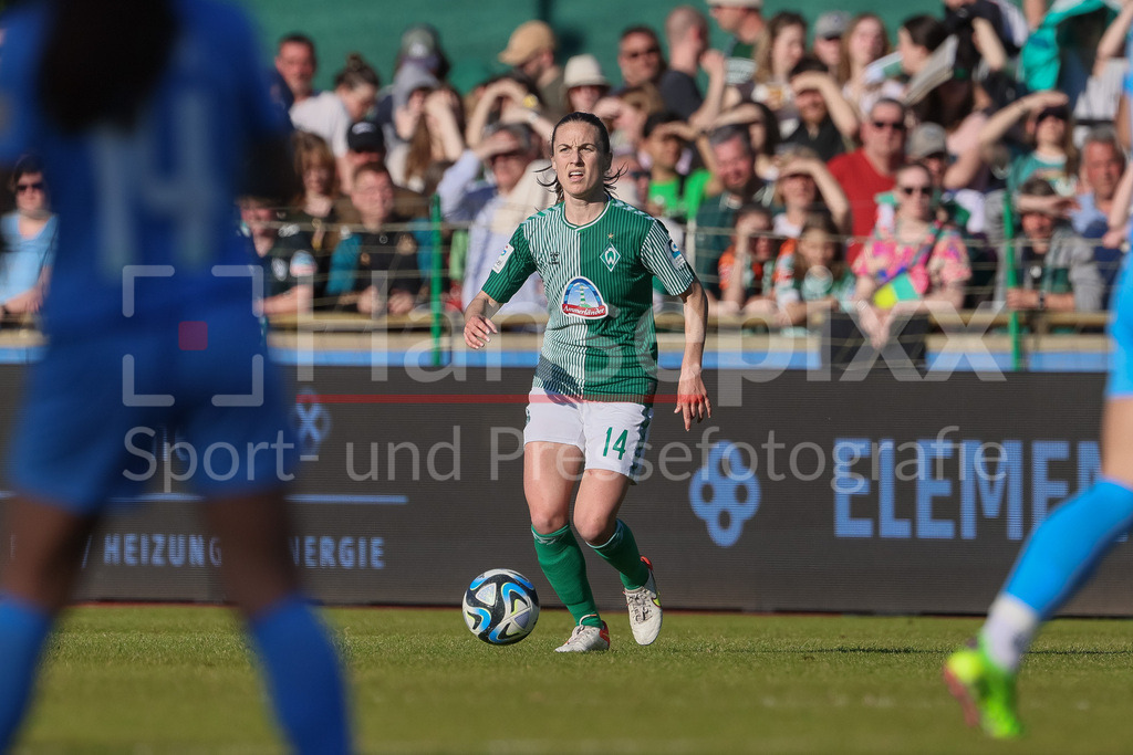 Fussball, Google Pixel Frauen-Bundesliga, SV Werder Bremen - VfL Wolfsburg | v.li.: Michaela Brandenburg (SV Werder Bremen, 14) am Ball, Einzelbild, Ganzkörper, Aktion, Action, Spielszene, DIE DFB-RICHTLINIEN UNTERSAGEN JEGLICHE NUTZUNG VON FOTOS ALS SEQUENZBILDER UND/ODER VIDEOÄHNLICHE FOTOSTRECKEN. DFB REGULATIONS PROHIBIT ANY USE OF PHOTOGRAPHS AS IMAGE SEQUENCES AND/OR QUASI-VIDEO.