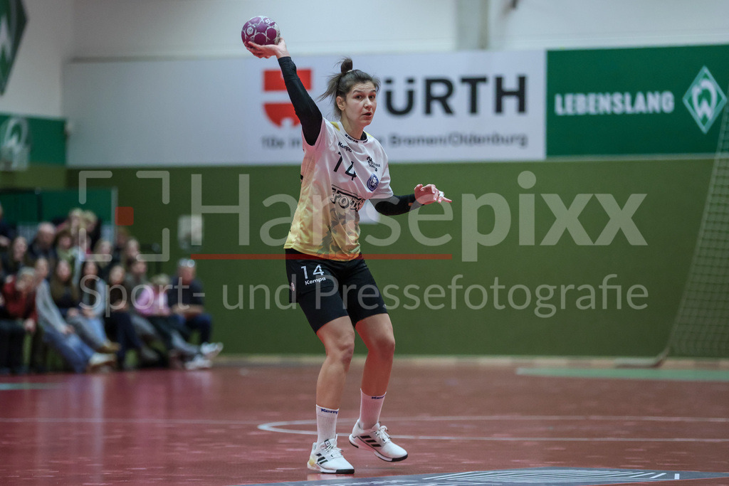 Handball, 2. Bundesliga Frauen, SV Werder Bremen - Bergischer HC | v.li.: Vesna Tolic (Bergischer HC, 14) Freisteller am Ball, Einzelfoto, Spielszene, Aktion, Action