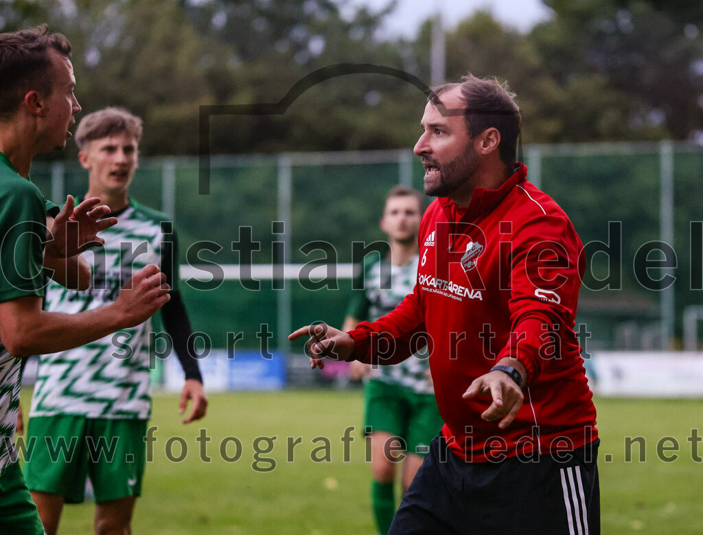 2023-07-25_113_SpVgg_Neuching_gegen_FC_Finsing | Neuching, Deutschland, 25.07.2023:
Fußball, A-Klasse 2023 / 2024, Toto Pokal, SpVgg Neuching gegen FC Finsing, Endergebnis: 2:4

Manuel Fellermair (SpVgg Neuching, #14), Trainer Thomas Bonnet (FC Finsing)

Foto: Christian Riedel / fotografie-riedel.net