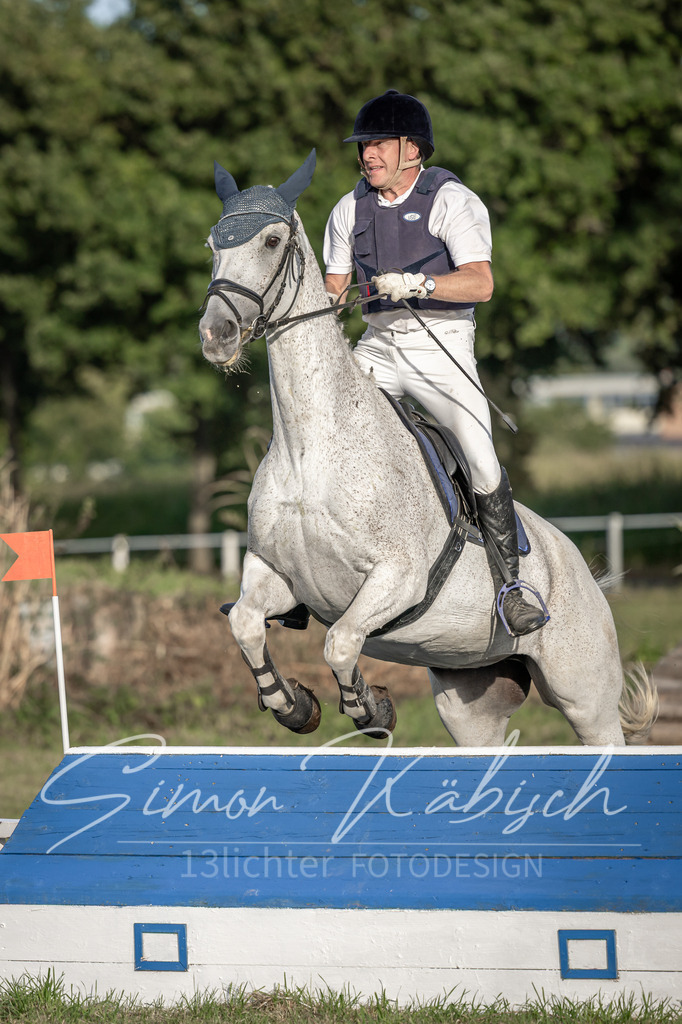 20250907-_3LI8359 | Tierfotografie Pferde, Hunde, Katzen, Haustiere.
Turnierfotografie Reitturniere, Reiten, Springreiten, Dressur in Hanau, dem Main-Kinzig-Kreis und dem Rhein-Main- Gebiet um Frankfurt