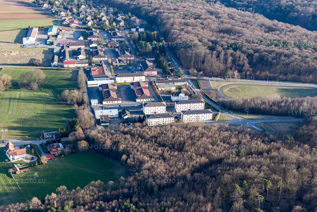Vue aérienne: Camp de Drachenbronn à Drachenbronn-Birlenbach dans le département Bas Rhin, France. Photo: IMG_104943.jpg prise le 21/03/2018 par Werner Riehm/FLY-FOTO.eu – Résolution de l'original: 5472 x 3648 px