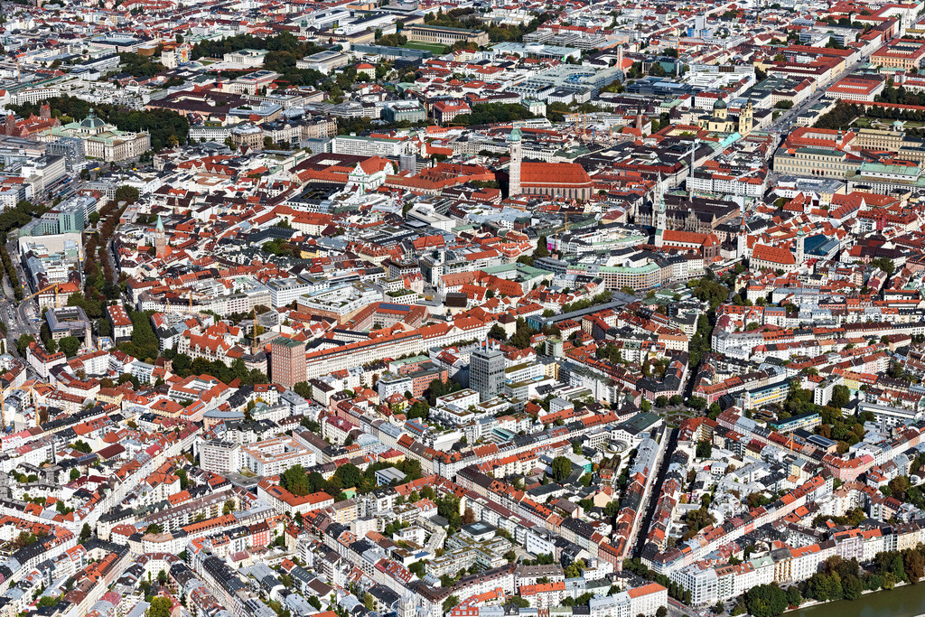 dr__0092853.jpg | MüNCHEN 01.10.2021 Altstadtbereich und Innenstadtzentrum in München im Bundesland Bayern, Deutschland. // Old Town area and city center in Munich in the state Bavaria, Germany. Foto: Daniel Reiter