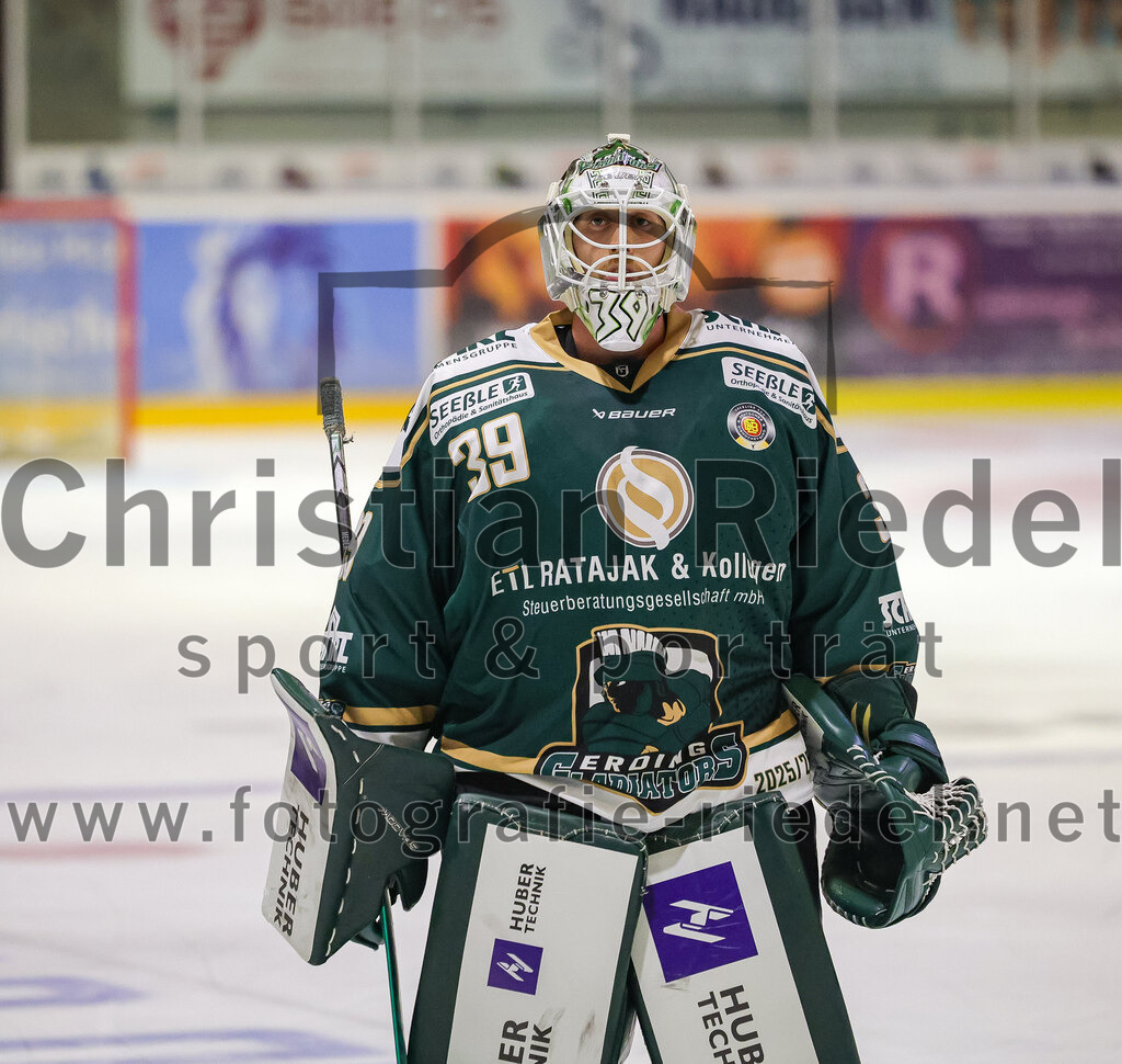 2025-08-22_053_TSV_Erding_gegen_EV_Fuessen | Erding, Deutschland, 22.08.2025:Eishockey, Oberliga Süd 2025 / 2026, Testspiel, TSV Erding gegen EV Füssen, Endergebnis: 1:4Torwart Leon Meder (Erding Gladiators, #39)Foto: Christian Riedel / fotografie-riedel.net