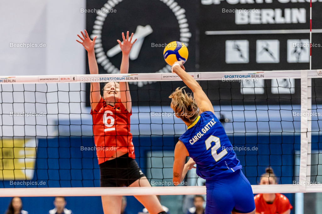 2022-00063302-Testspiel-Deutschland-Brasilien | Angriff Caroline GATTAZ #2 BRA gegen Block Jennifer JANISKA #6 (Annahme-Außen) GER, 17.09.2022; Berlin Foto: Gerold Rebsch - www.beachpics.de
