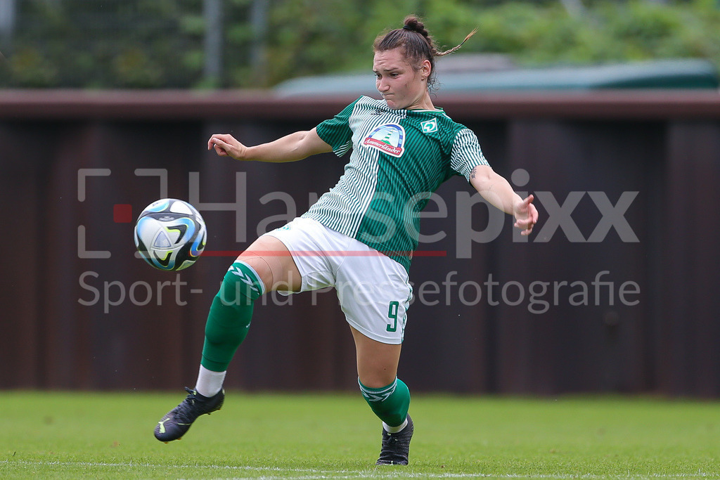 Fussball, Testspiel Frauen, SV Werder Bremen - TSV Pansdorf (U 19-Junioren) | v.li.: Sophie Weidauer (SV Werder Bremen, 9) Freisteller, Einzelbild, Ganzkörper, Aktion, Action, Spielszene