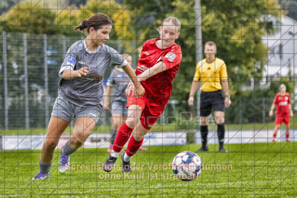 20251004_144506_0554-Bearbeitet | Marina Schott (FC Donzdorf #08)1.FC Donzdorf (rot) vs. FC Freiburg-St. Georgen (grau), Fussball, EnBW-Oberliga B -Juniorinnen, 04. Spieltag, Saison 2025/2026, Rasenplatz, Lautertal Stadion, Süßener Straße 16, 73072 Donzdorf, 04.10.2025 - 14:00 Uhr,Foto: PhotoPeet-Sportfotografie/Peter Harich