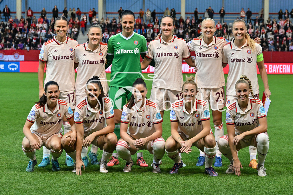 FC Bayern München Frauen - Arsenal London Frauen | Im Bild die Startelf der FC Bayern Frauen beim Heimspiel gegen Arsenal / Mannschaftsfoto / Mannschaftsbild / Teamfoto / UEFA Womens Champions League: FC Bayern München Frauen - Arsenal London Frauen, FC Bayern Campus am 09.10.2024