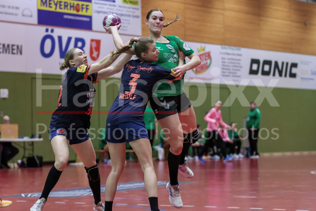 Handball, 2. Bundesliga Frauen, SV Werder Bremen - 1. FSV Mainz 05 | v.li.: Neele Mara Orth (1. FSV Mainz 05, 32), Anna Weidle (1. FSV Mainz 05, 3) und Luca Schumacher (SV Werder Bremen, 9) im Zweikampf, Duell, Spielszene, Aktion, Action