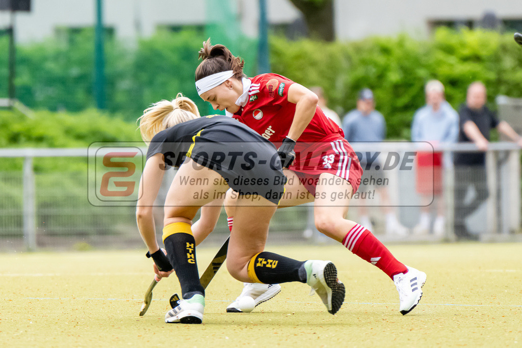 HK_20240407_100140 | 1. Bundesliga Hockey Damen Rot-Weiss Köln - Harvestehuder THC am 7.4.2024 Rot-Weiss Köln, Köln , Saenger Laura ( Harvestehuder THC #8 ) , Emma Boermanns ( Rot-Weiss Köln #33 )