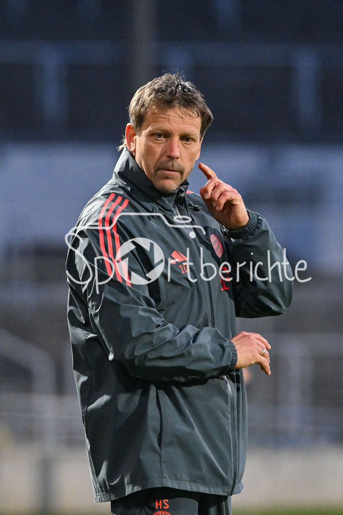 FC Bayern Amateure - SpVgg Ansbach | MUNICH, GERMANY - 17. APRIL: im Bild Holger SEITZ Cheftrainer FC Bayern München II / Einzelfoto / Freisteller während dem Match zwischen den Amateuren des FC Bayern München und der SpVgg Ansbach am 29. Spieltag der Regionalliga Bayern im Grünwalder Stadion
