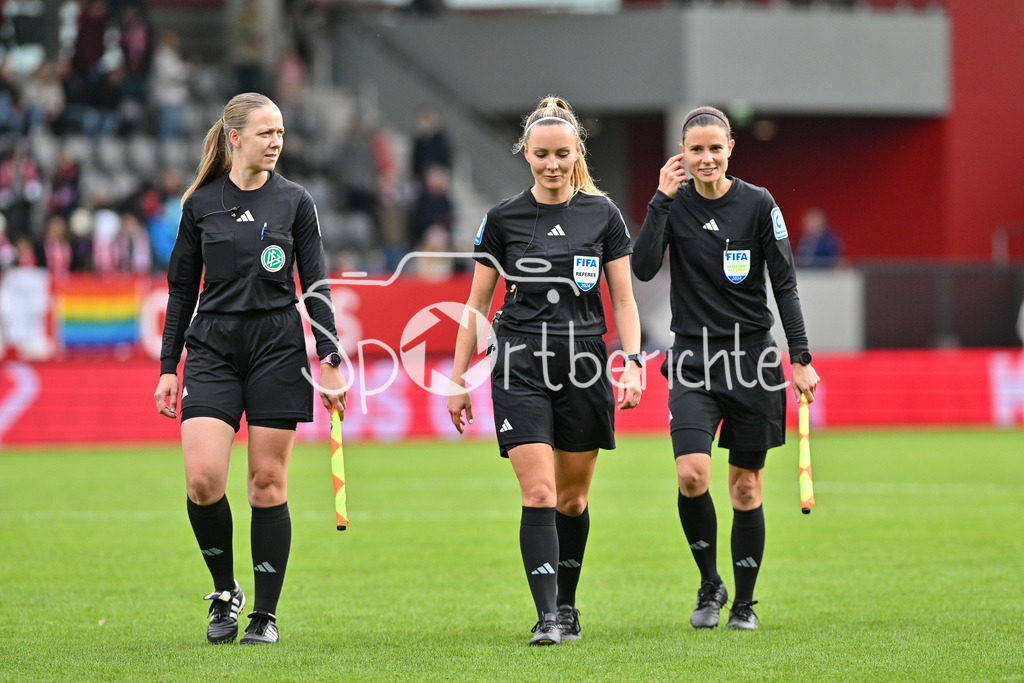 FC Bayern München Frauen - TSG 1899 Hoffenheim Frauen | v. l. Linienrichterin Marina BACHMANN in Aktion / Schiedsrichterin Fabienne MICHEL in Aktion und Linienrichterin Daniela GOETTLINGER in Aktion / Frauen Bundesliga: FC Bayern München Frauen - 1. FC Köln Frauen, FC Bayern Campus am 05.10.2024