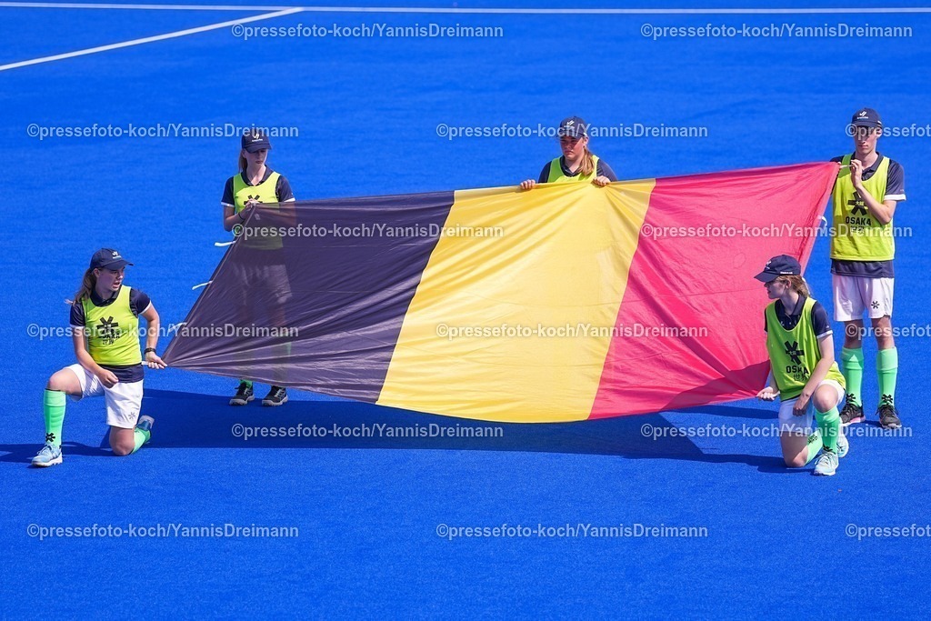 xydrx13082502030 | 13.08.2025, xydrx, Frauen EuroHockey Championship 2025, Gruppenphase, Gruppe B, Belgien - Schottland, Sparkassenpark Mönchengladbach: Fahnenkinder halten die Belgische Flagge,