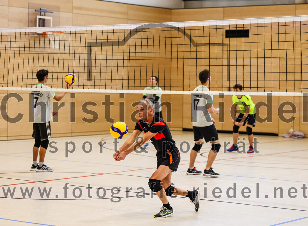 2021-11-27_015_TuS_Oberding_II_gegen_MTV_1881_Ingolstadt_III | Oberding, Deutschland, 27.11.2021:
Volleyball, Kreisliga 2021 / 2022, 5. Spieltag, TuS Oberding II gegen MTV 1881 Ingolstadt III, Endergebnis: 3:2

Andreas Ruß (TuS Oberding, #1)

Foto: Christian Riedel / fotografie-riedel.net