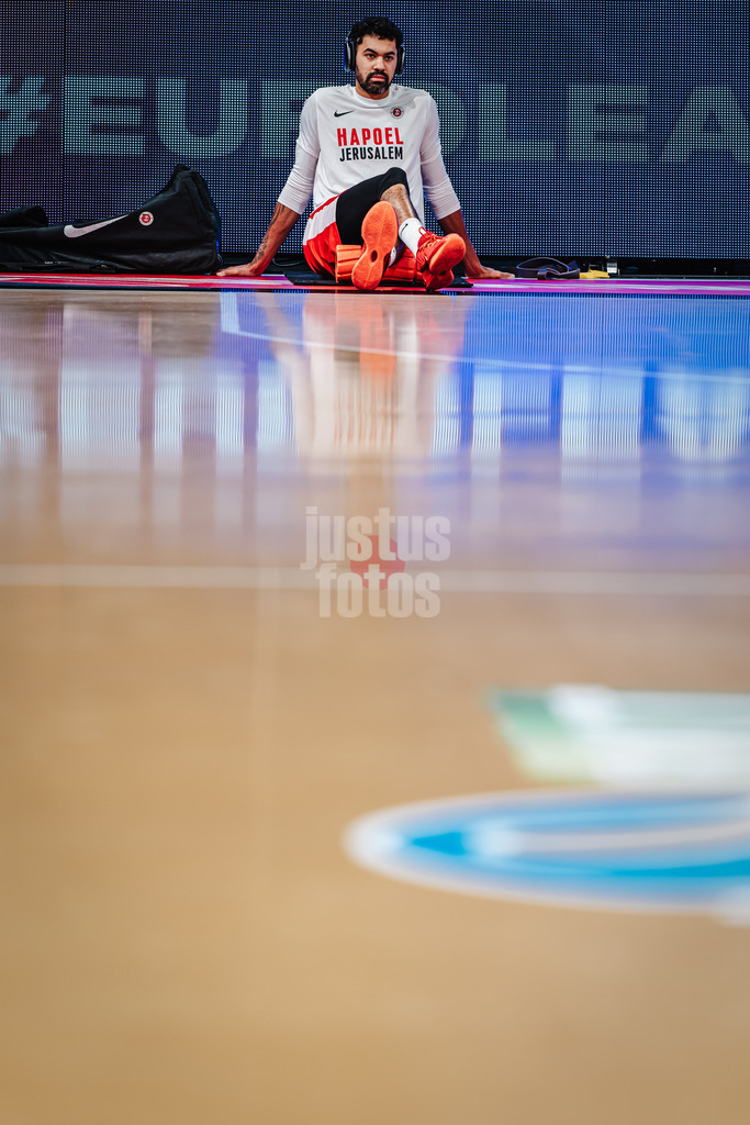 Basketball | Männer | Saison 2024/2025 | BKT EuroCup | Veolia Towers Hamburg vs. Hapoel Bank Yahav Jerusalem | 17.12.2024 | Jeremy Morgan (#20, Hapoel Jerusalem) beim Warmup