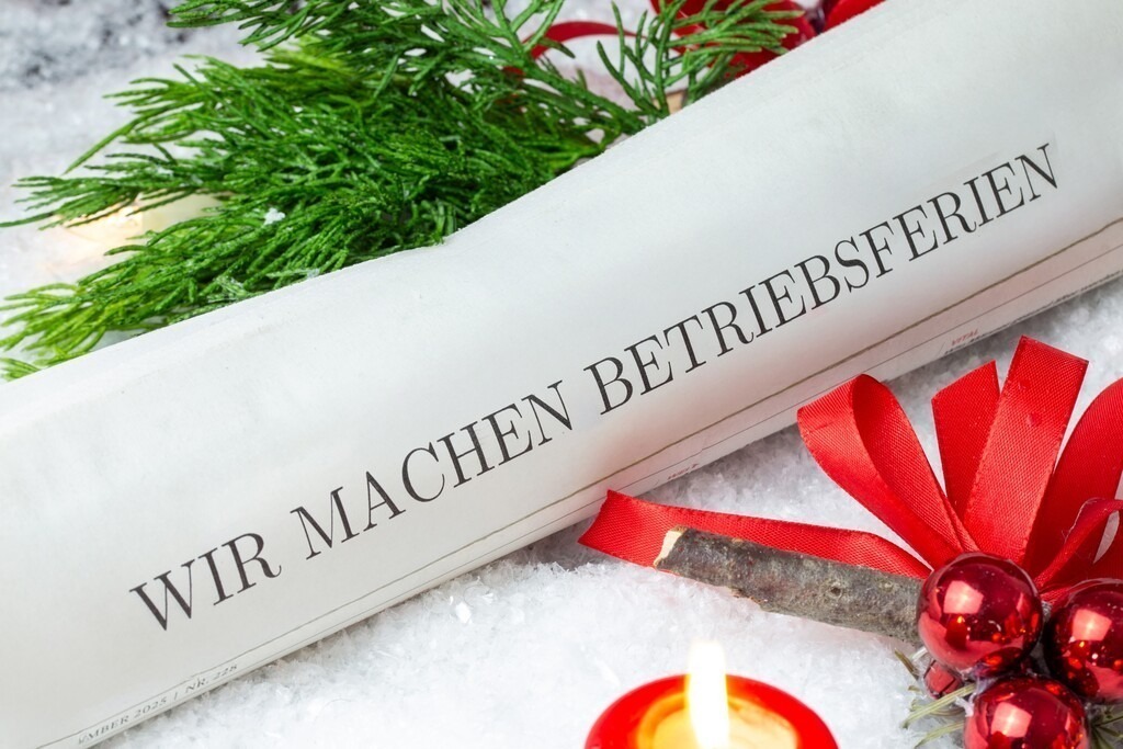 Betriebsferien Weihnachten | Betriebsferien zur Weihnachtszeit: Zeitung mit Text WIR MACHEN BETRIEBSFERIEN mit weihnachtlicher Dekoration (digital bearbeitet) - Realisiert mit Pictrs.com