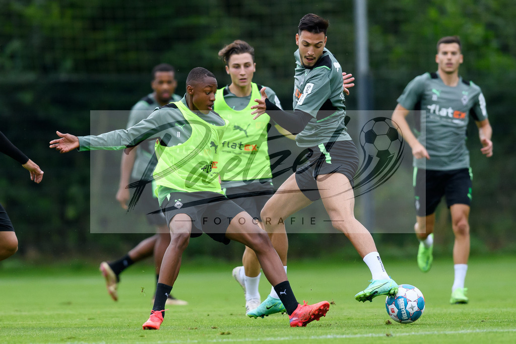 TRABMG20210719_025 | Fussball, Herren: Yvandro Borges Sanches (Borussia Moenchengladbach) und Ramy Bensebaini (Borussia Moenchengladbach) im Zweikampf beim Training von Borussia Moenchengladbach waehrend des Trainingslagers auf dem Trainingsplatz am Hotel Klosterpforte am 19.07.2021 in Harsewinkel, Deutschland. - Realisiert mit Pictrs.com