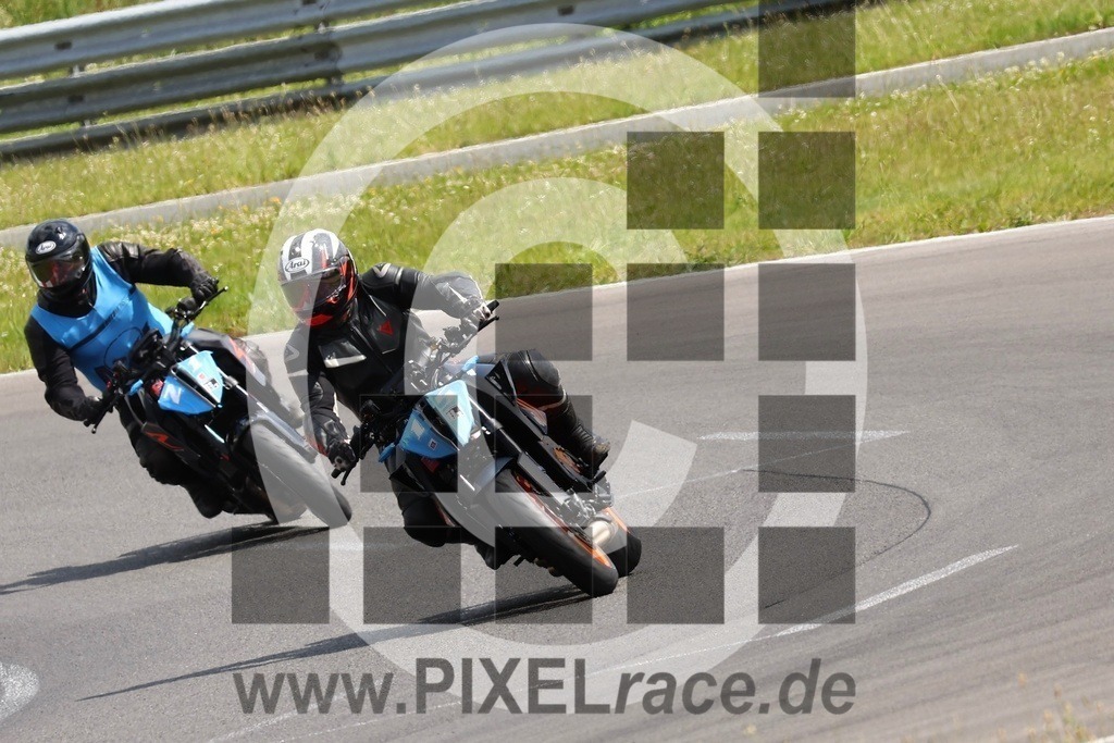 0015-PXR58979 | Schöne Erinnerungen an spannende Momente - das festzuhalten ist unser Job. PIXELrace.de ist seit 2003 auf den Rennstrecken Europas unterwegs um die Action draußen beim Fahren und die wunderbare Stimmung imm Fahrerlager für euch einzufangen.