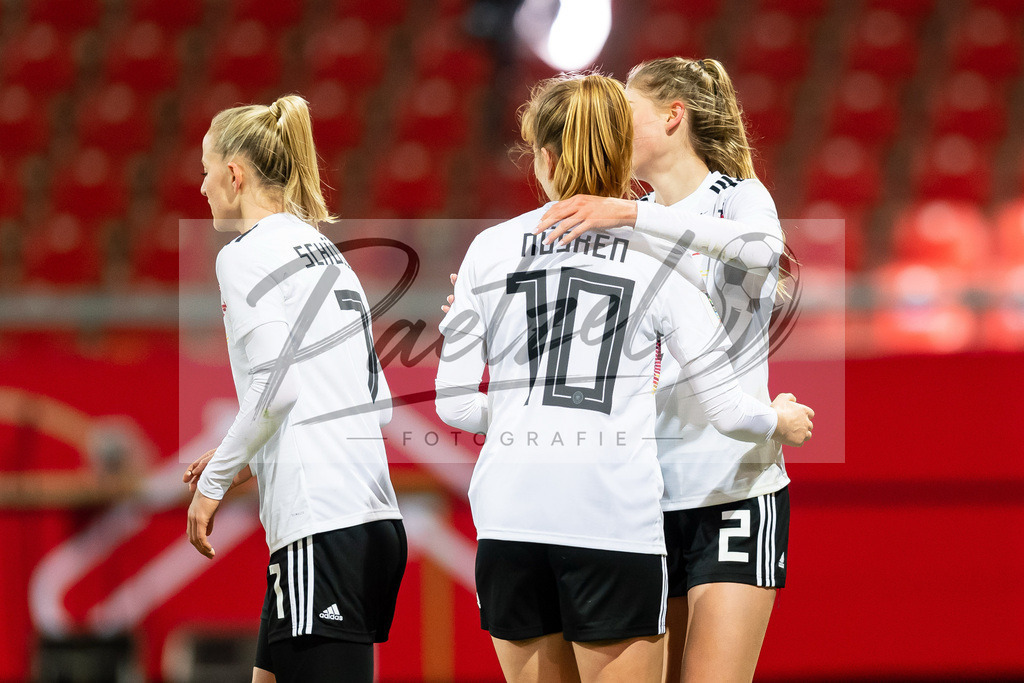 GERTUR20211126_036 | Fussball, Frauen: Jule Brand (Germany) Torjubel, jubelt mit ihrer Mannschaft nach dem Treffer zum 4:0 bei dem Spiel der WM-Qualifikation zwischen Deutschland und Tuerkei im Eintracht-Stadion am 26.11.2021 in Braunschweig, Deutschland. - Realisiert mit Pictrs.com