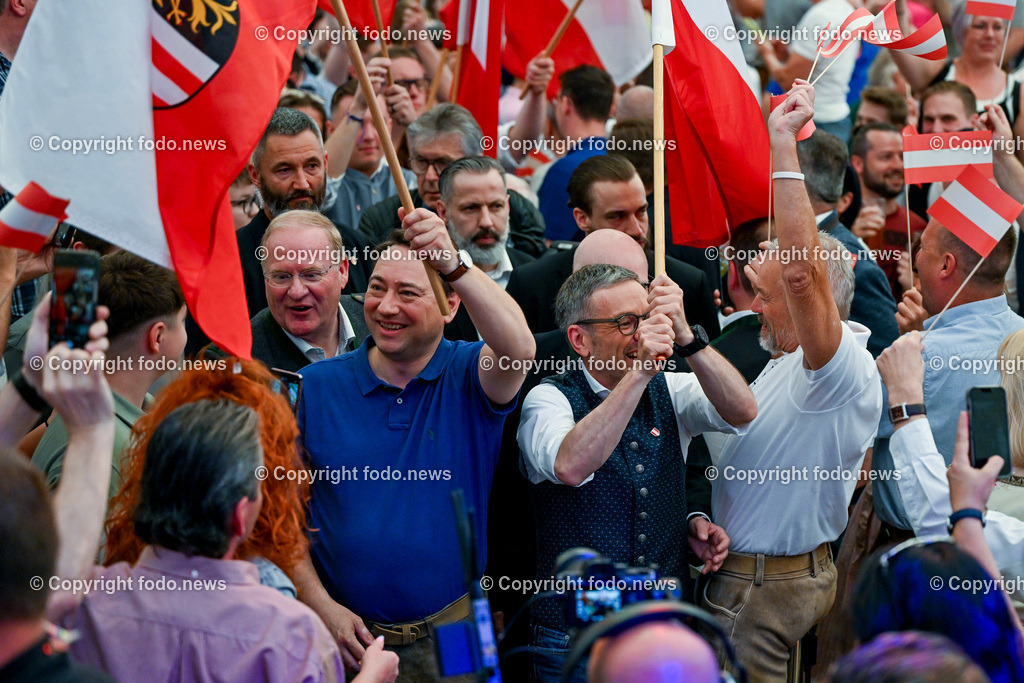 Urfahraner Jahrmarkt_ 1.Mai Kundgebung FPOE_ 01.05.2025-91 | 01.05.2025, Urfahraner Jahrmarkt, AUT, 1.Mai Kundgebung FPOE, im Bild Einzug von Manfred Haimbuchner (FP, Landeshauptmann Stellvertreter Ooe) und Herbert Kickl (FP, Bundesparteiobmann), Besucher im Bierzelt der 1.Mai Kundgebung FPOE