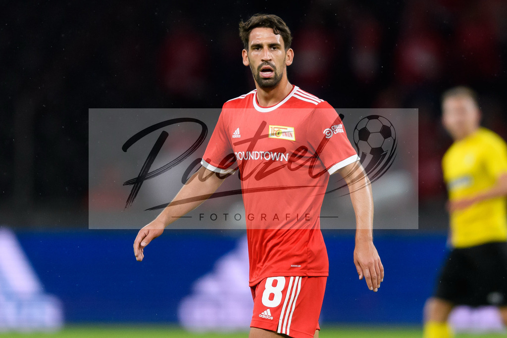FCUKUO20210826_098 | Fussball, Herren: Rani Khedira (1.FC Union Berlin) schaut beim Spiel der UEFA Conference League zwischen 1. FC Union Berlin und Kuopion PS im Olympiastadion am 26.08.2021 in Berlin, Deutschland. - Realisiert mit Pictrs.com