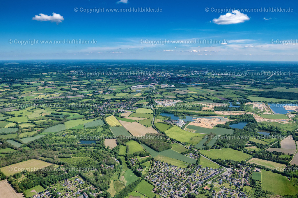 Nützen_ELS_7687030622 | NüTZEN 03.06.2022 Ortsansicht der Straßen und Häuser der Wohngebiete in Nützen im Bundesland Schleswig-Holstein, Deutschland. // Town View of the streets and houses of the residential areas in Nuetzen in the state Schleswig-Holstein, Germany. Foto: Martin Elsen