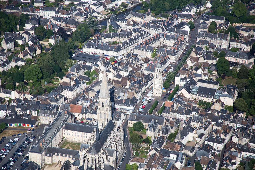 Luftbild: Ortsansicht in Vendôme im Bundesland Loir-et-Cher in Frankreich. Foto: IMG_081075.jpg vom 19.06.2015 durch Werner Riehm/FLY-FOTO.de