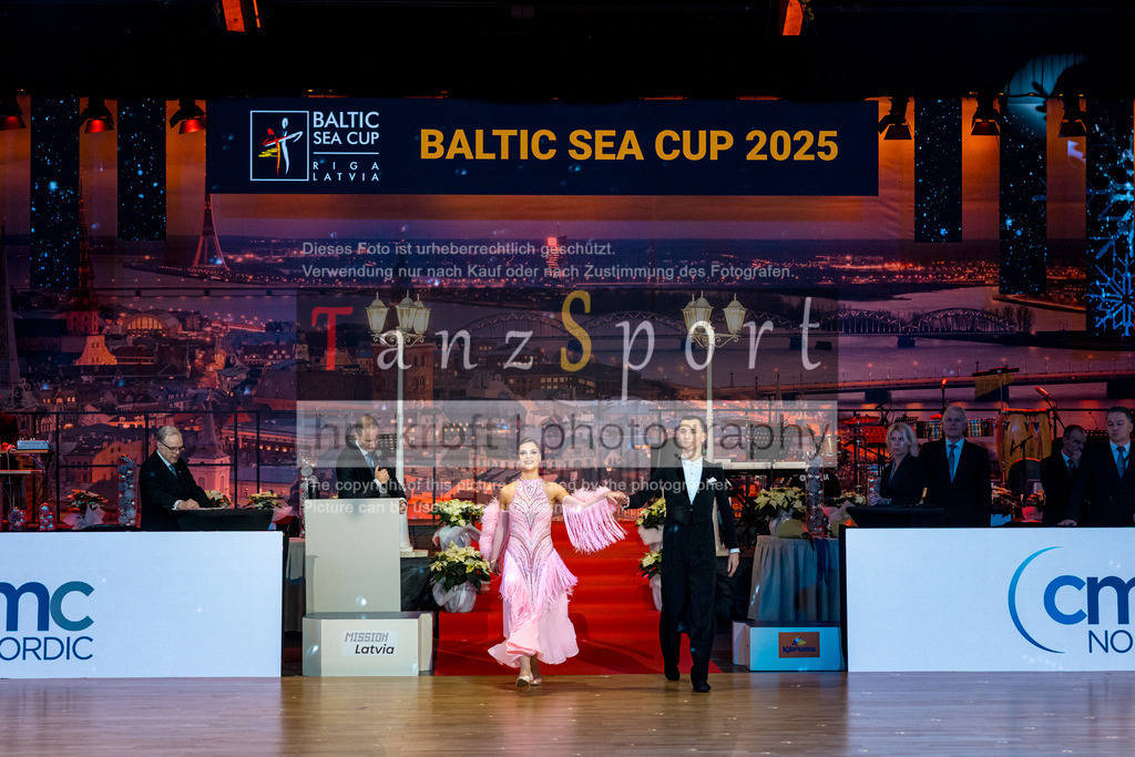 20251212_WDSF_World_Ch_Cup_RS-Std_1448-2 | Tanzsportbilder, Standardtanz, Lateintanz, WDSF, DTV, LTVB, dancecomp, goc, hessen tanzt, blaues band der spree, walzer, tango, wiener walzer, slowfox, quickstepp, samba, rumba, cha-cha-cha, paso doble. jive, hd-kroft photography, turniertanzsport