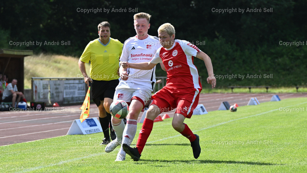 TSV Bordesholm vs. TSV Flintbek | Jan Chélard (Bordesholm #21) / Lukas Dagga (Flintbek #15) / Fußball-Verbandsliga Ost Männer 2025/2026 / TSV Bordesholm vs. TSV Flintbek / Sportanlage Platz A / 24582 Bordesholm / 16.08.25 - Realisiert mit Pictrs.com
