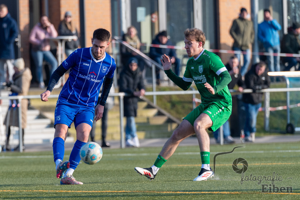 FC Rastede-Hansa Friesoythe | FC Rastede (blau)-Hansa Friesoythe (grün) am 09.02.2025 in Rastede (Sportanlage Kötterswegs), Photo: Philip Eiben 2025 - Realisiert mit Pictrs.com