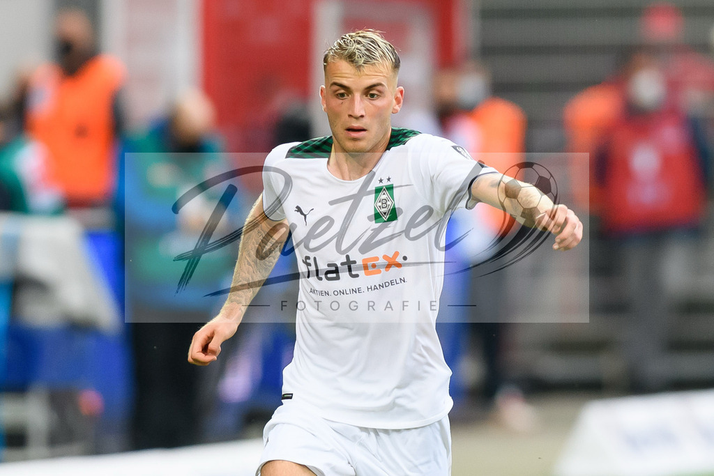 FCUBMG20210829_237 | Fussball, Herren: Jordan Beyer (Borussia Moenchengladbach) schaut beim Spiel der 1. Bundesliga zwischen 1. FC Union Berlin und Borussia Moenchengladbach im Stadion An der Alten Foersterei am 29.08.2021 in Berlin, Deutschland. - Realisiert mit Pictrs.com