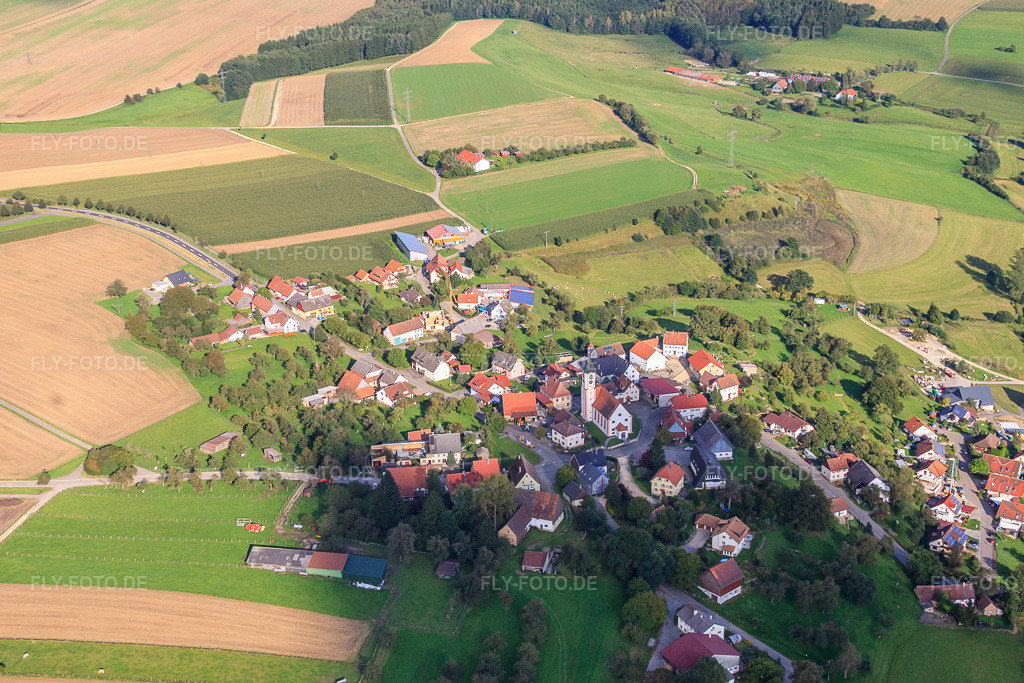 Luftbild: Dorfansicht von Westen mit Kirche St. Barbara im Ortsteil Gallmannsweil in Mühlingen im Bundesland Baden-Württemberg in Deutschland. Foto: IMG_71505.jpg vom 30.08.2014 durch Werner Riehm/FLY-FOTO.de – Auflösung des Originals: 4189 x 2792 px