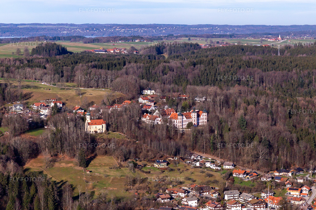 Luftbild: Schloß und Kapelle Maria unbefleckte Empfängnis in Eurasburg im Bundesland Bayern in Deutschland. Foto: IMG_139440.jpg vom 27.12.2023 durch Werner Riehm/FLY-FOTO.de