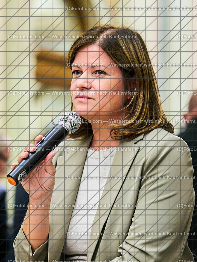 ALP6503_TdBerufsfotografie_Diskussion KI_Habinger Michaela | (C)FotoLois.com, Alois Spandl, Tage der NÖ Berufsfotografie in Baden, Posiumsdiskussion um die Künstliche Inteligenz in der Fotografie im Arnulf Rainer Museum Baden mit Gisela Kayser (Kuratorin und ehemalige künstlerische Leiterin und GF des Freundeskreis Willy-Brandt-Haus Berlin) Peter-Matthias Gaede (Journalist, ehem. Chefredakteur GEO), Michael Schnabl (Berufsfotograf in Graz, KI-Künstler), Christoph Künne (Docma), Michaela Habinger (Berufsfotografin NÖ), Michael Aurednik (Rechtsanwalt der NÖ Berufsfotografie), Christian Schörg (Landesinnungsmeister NÖ), Fr 6. Oktober 2023.