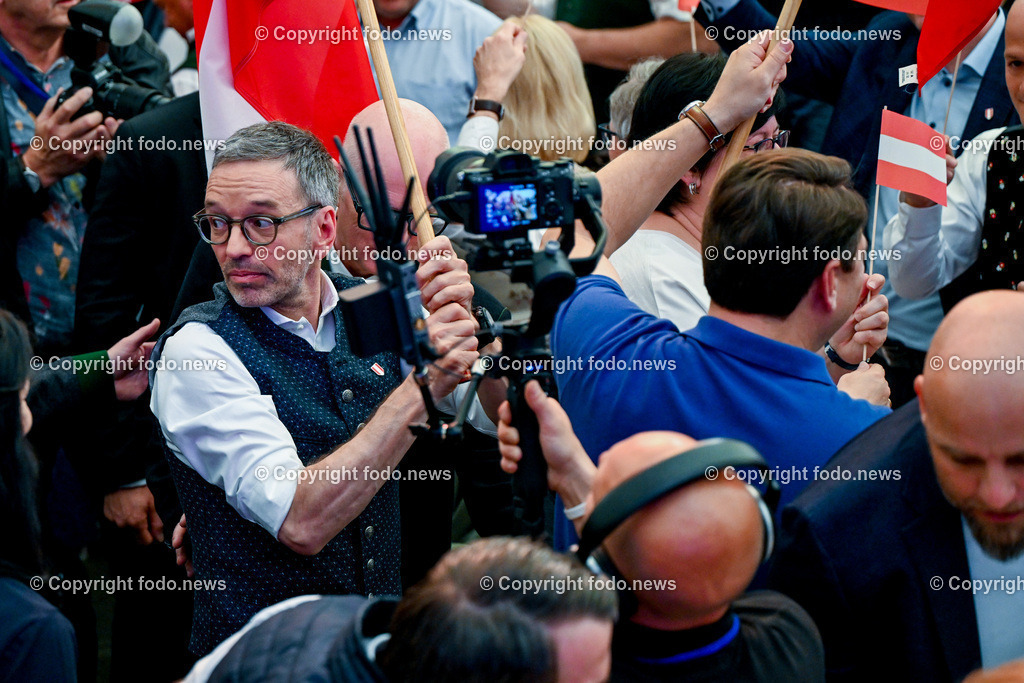 Urfahraner Jahrmarkt_ 1.Mai Kundgebung FPOE_ 01.05.2025-92 | 01.05.2025, Urfahraner Jahrmarkt, AUT, 1.Mai Kundgebung FPOE, im Bild Einzug von Manfred Haimbuchner (FP, Landeshauptmann Stellvertreter Ooe) und Herbert Kickl (FP, Bundesparteiobmann), Besucher im Bierzelt der 1.Mai Kundgebung FPOE
