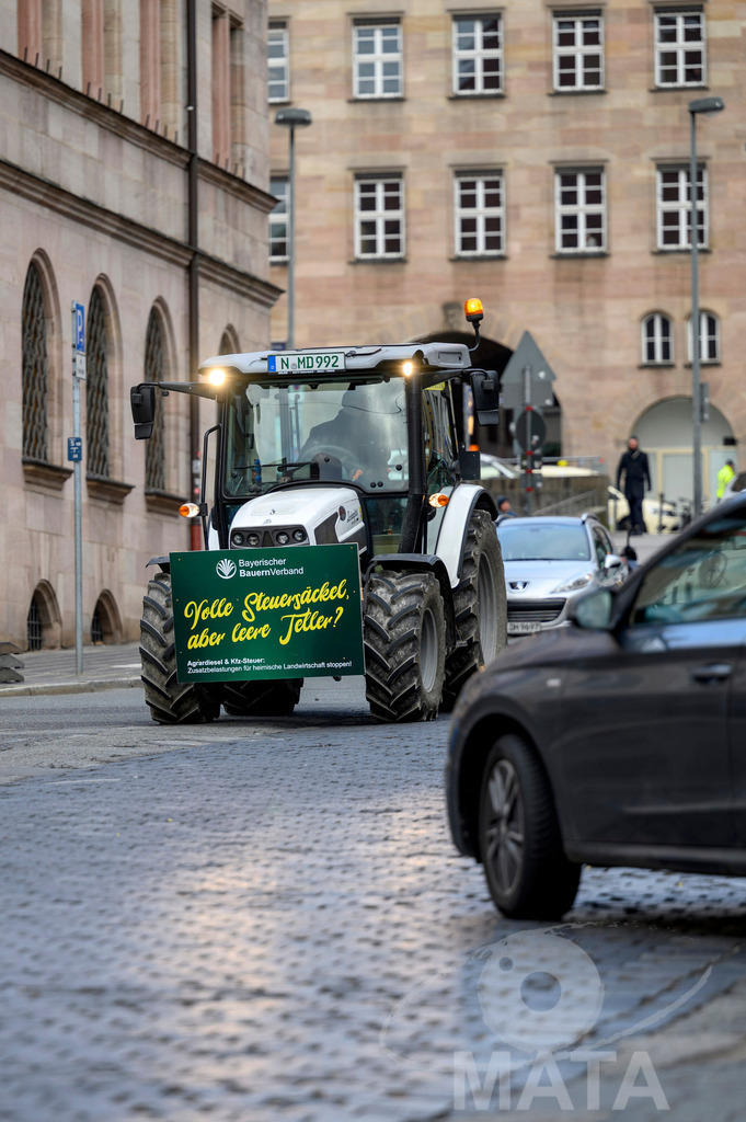 _DWA4163 | Bauerndemo gegen Agrarpolitik der Bundesregierung  auf dem Straße Obstmarkt und Hauptmarkt . Nürnberg, 08.01.2024 - Realisiert mit Pictrs.com