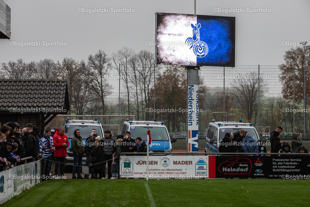 Fussball, Niederrheinpokal, SV Sonsbeck - MSV Duisburg, 16.11.2025, Willy-Lemkens-Sportpark | 16.11.2025, Fussball, Niederrheinpokal, SV Sonsbeck - MSV Duisburg: Die Anzeigetafel zeigt eine MSV-Grafik während die MSV-Hymne gespielt wird - Realisiert mit Pictrs.com