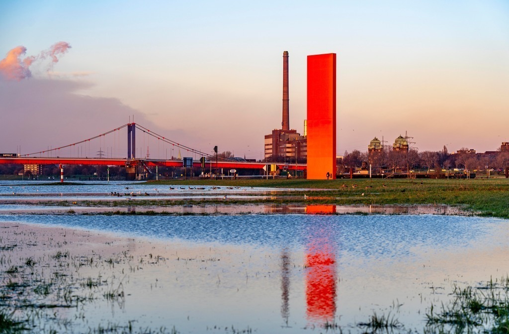JT-230119 | Rheinhochwasser, Duisburg-Kaßlerfeld, Überschwemmungen,  hinten die Friedrich-Ebert-Rheinbrücke, Skulptur Rheinorange an der Ruhrmündung, Duisburg, NRW, Deutschland - Realisiert mit Pictrs.com