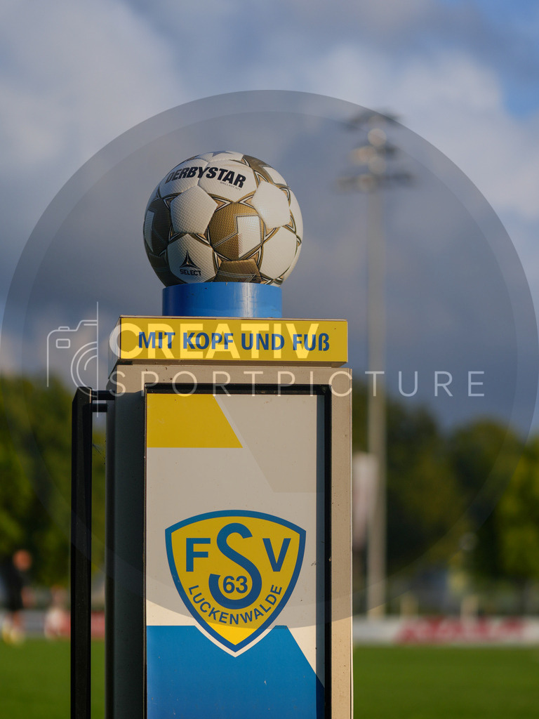 Fußball, Herren, Saison 2025/2026, Regionalliga Nordost, 6. Spieltag, FSV 63 Luckenwalde vs. VSG Altglienicke, Freitag 28.08.2025, Werner-Seelenbinder-Stadion Luckenwalde | Fußball, Herren, Saison 2025/2026, Regionalliga Nordost, 6. Spieltag, FSV 63 Luckenwalde vs. VSG Altglienicke, Freitag 28.08.2025, Werner-Seelenbinder-Stadion Luckenwalde, Im Bild: Der Ballständer mit dem Derbystar Spielball im Luckenwalder Werner-Seelenbinder-Stadion vor Spielbeginn. - Realisiert mit Pictrs.com