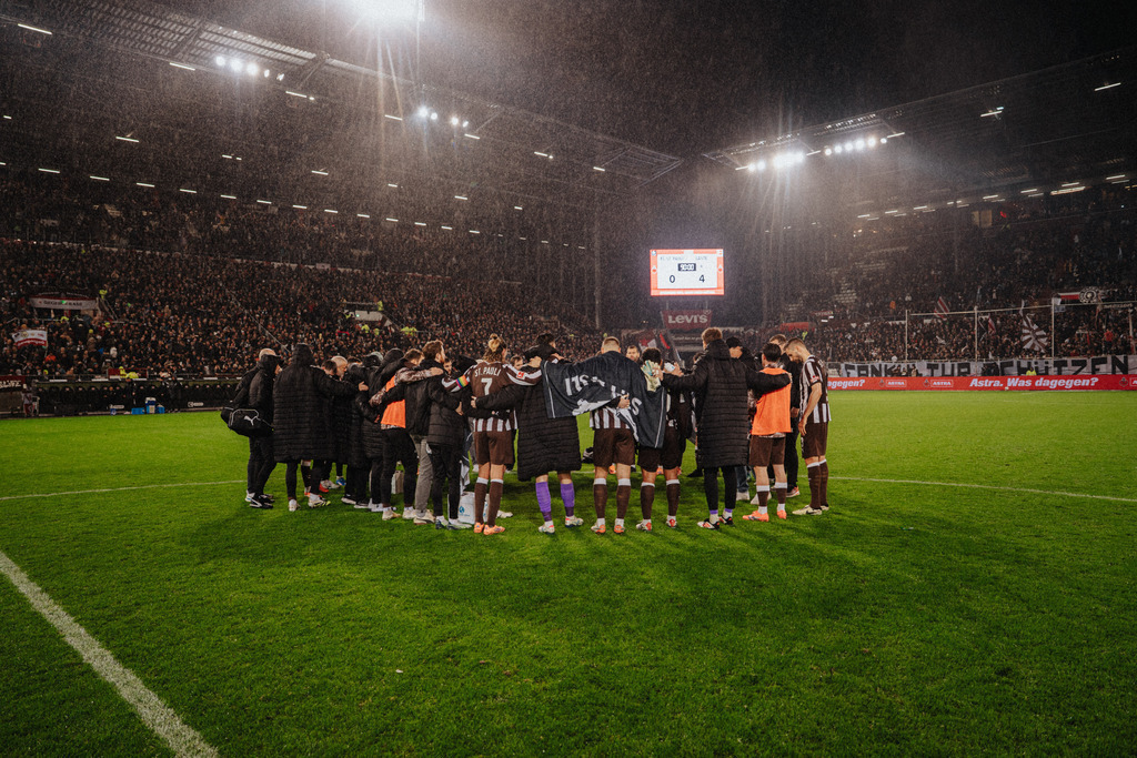 HEV05643 | Der offizielle Shop für FC St. Pauli Fotos. Wähle aus Spielszenen & Fanmomenten dein FCSP Wunschformat. Wir liefern Millerntor-Atmosphäre.