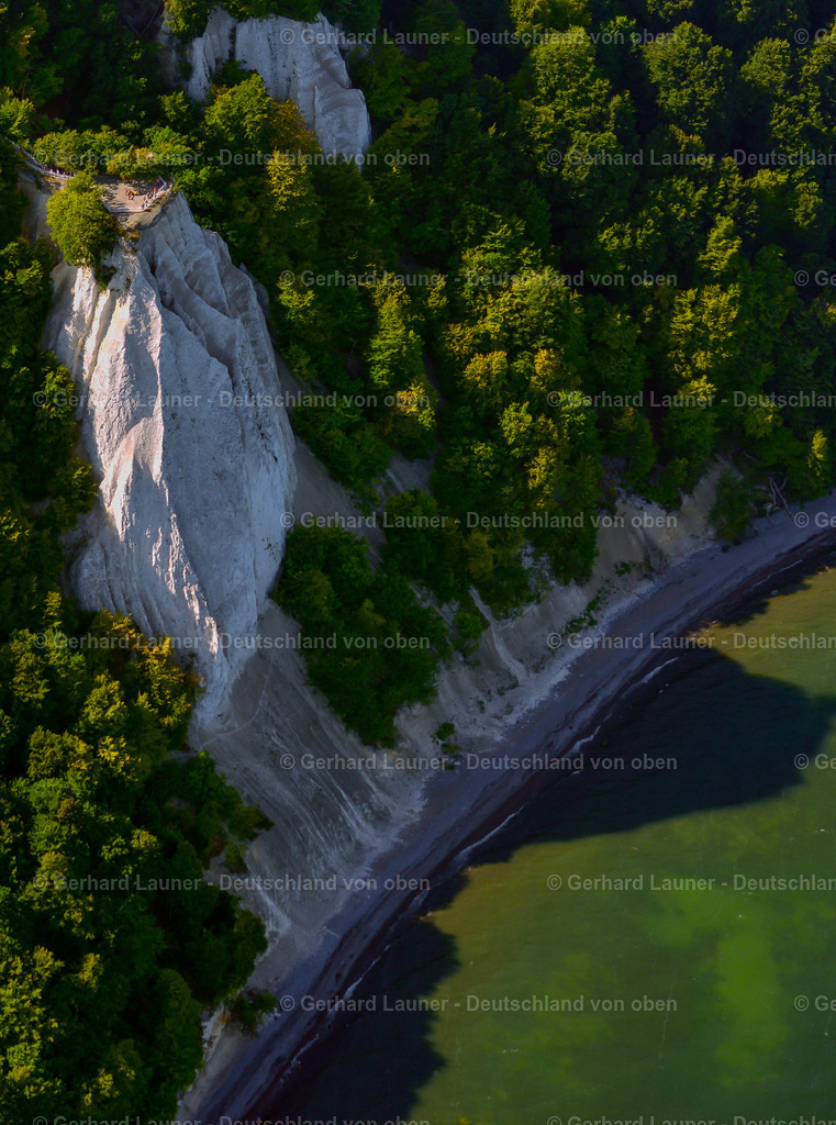 3637921 | LOHME 25.08.2016 Felsen- Küsten- Landschaft an der Steilküste - Kreidefelsen Königstuhl - in Lohme im Bundesland Mecklenburg-Vorpommern, Deutschland. Weiterführende Informationen bei: Nationalpark-Zentrum KÖNIGSSTUHL Sassnitz gemeinnützige GmbH. // Rock Coastline on the cliffs - Kreidefelsen Koenigstuhl - in Lohme in the state Mecklenburg - Western Pomerania, Germany. Further information at: Nationalpark-Zentrum KOeNIGSSTUHL Sassnitz gemeinnuetzige GmbH. Foto: Gerhard Launer
