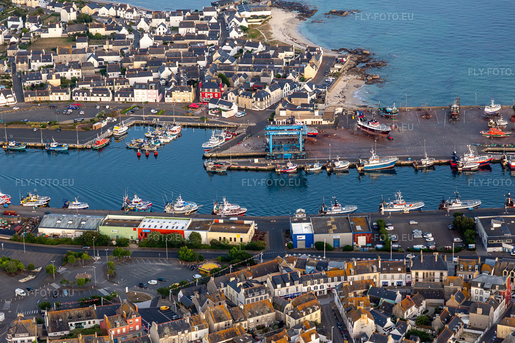 Vue aérienne: Port de Guilvinec-Treffiagat à Treffiagat dans le département Finistère, France. Photo: IMG_132649.jpg prise le 17/06/2022 par Werner Riehm/FLY-FOTO.eu – Résolution de l'original: 5472 x 3648 px