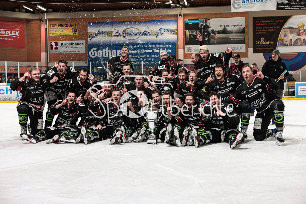 EHC Königsbrunn - TEV Miesbach | Grenzenloer Jubel beim EHC Koenigsbrunn nach dem Gewinn der Bayerliga Meisterschaft im Spiel 3 der Playoffserie gegen den TEV Miesbach / Jubel / Freude / Siegerfoto