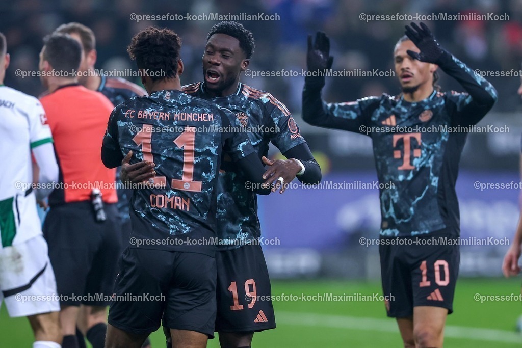 BMG11012501079 | 11.01.2025, Fußball, Borussia Mönchengladbach - FC Bayern München, 1. Fußball Bundesliga, Borussia-Park, Saison 2024 2025: Kingsley Coman (Bayern #11) , Alphonso Davies (Bayern #19) und Leroy Sane (Bayern #10) freuen sich über den ElfmeterDFB regulations prohibit any use of photographs as image sequences and or quasi-video.