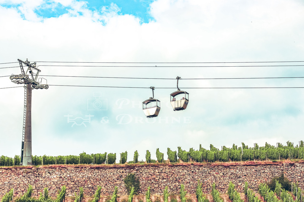 Rüdesheim-8875 | Die Seilbahn in Rüdesheim am Rhein verbindet die Altstadt mit dem Niederwalddenkmal. - Realisiert mit Pictrs.com