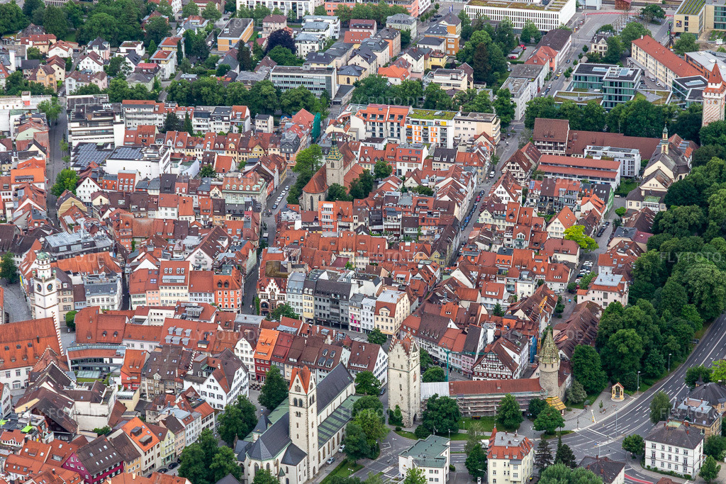 Luftbild: Historische Altstadt mit Kirche St. Jodok und Grüner Turm in Ravensburg im Bundesland Baden-Württemberg in Deutschland. Foto: IMG_131956.jpg vom 26.05.2022 durch Werner Riehm/FLY-FOTO.deStadt Ravensburg