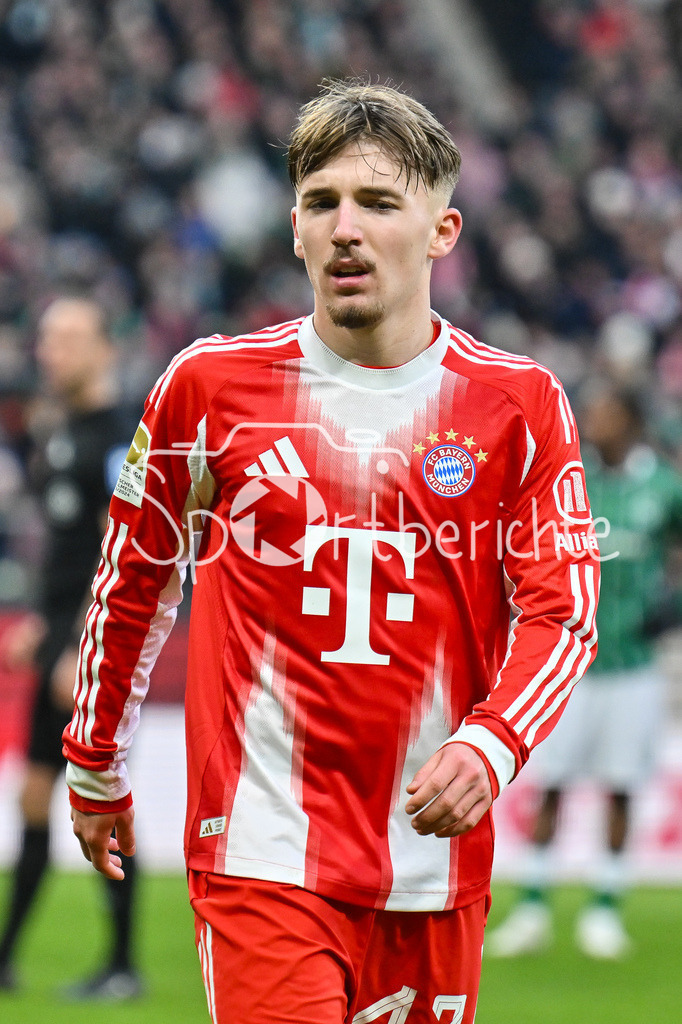 SV Werder Bremen - FC Bayern München | BREMEN, GERMANY - 14. FEBRUARY: im Bild Lennart KARL (FC Bayern Munich 42) / Einzelfoto / Freisteller während dem Bundesligamatch zwischen dem SV Werder Bremen und dem FC Bayern München am 22. Spieltag im Weserstadion / DFL REGULATIONS PROHIBIT ANY USE OF PHOTOGRAPHS AS IMAGE SEQUENCES AND/OR QUASI-VIDEO
