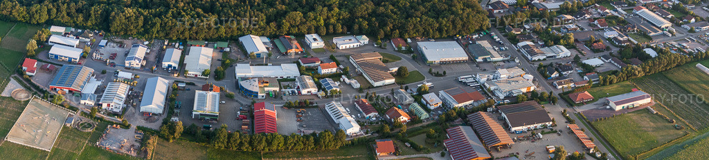 Luftbild: Panorama des Gewerbegebiet Am Gäxwald in Herxheim bei Landau im Bundesland Rheinland-Pfalz in Deutschland. Foto: IMG_51633-Bearbeitet.jpg vom 08.08.2012 durch Werner Riehm/FLY-FOTO.deAuflösung des Originals: 14085 x 3198 px