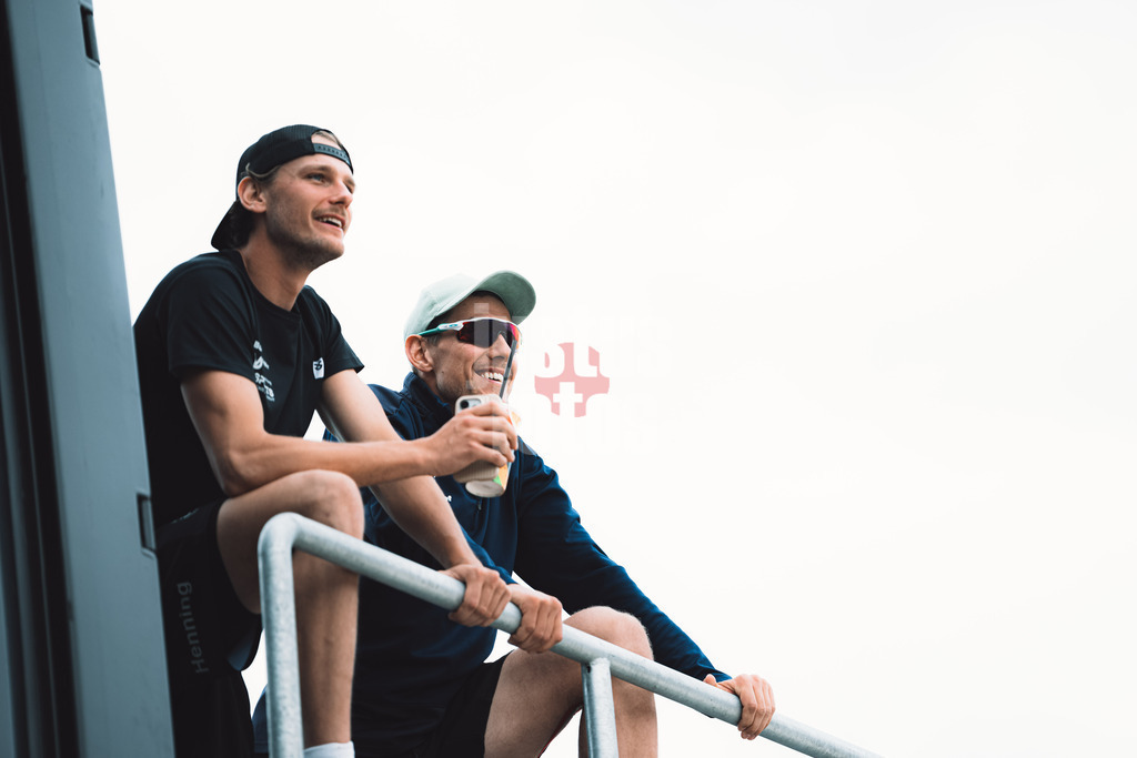 Beachvolleyball | Männer | German Beach Tour 2024 | Tourstop Bremen | 08.06.2024 | v.l. Paul Henning und Bennet Poniewaz schauen von der Tribüne aus zu