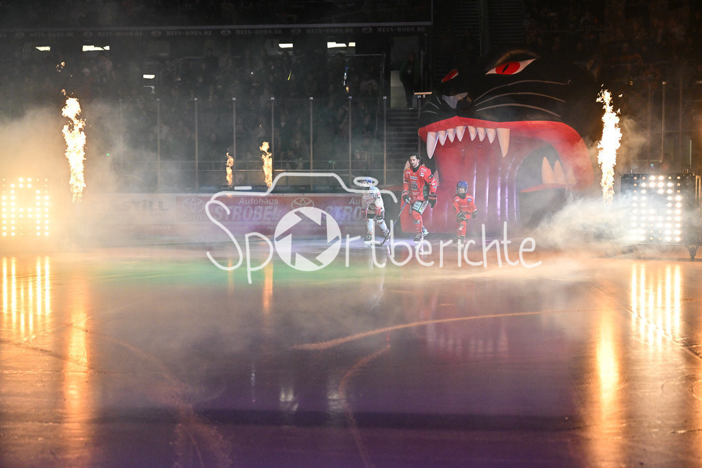 Augsburger Panther - Grizzlys Wolfsburg | Die Panther laufen zusammen mit der U9 auf das Eis / AEV / Augsburger EV / Symbolbild / DEL: Augsburger Panther - Grizzlys Wolfsburg; Curt Frenzel Stadion am 10.10.2025