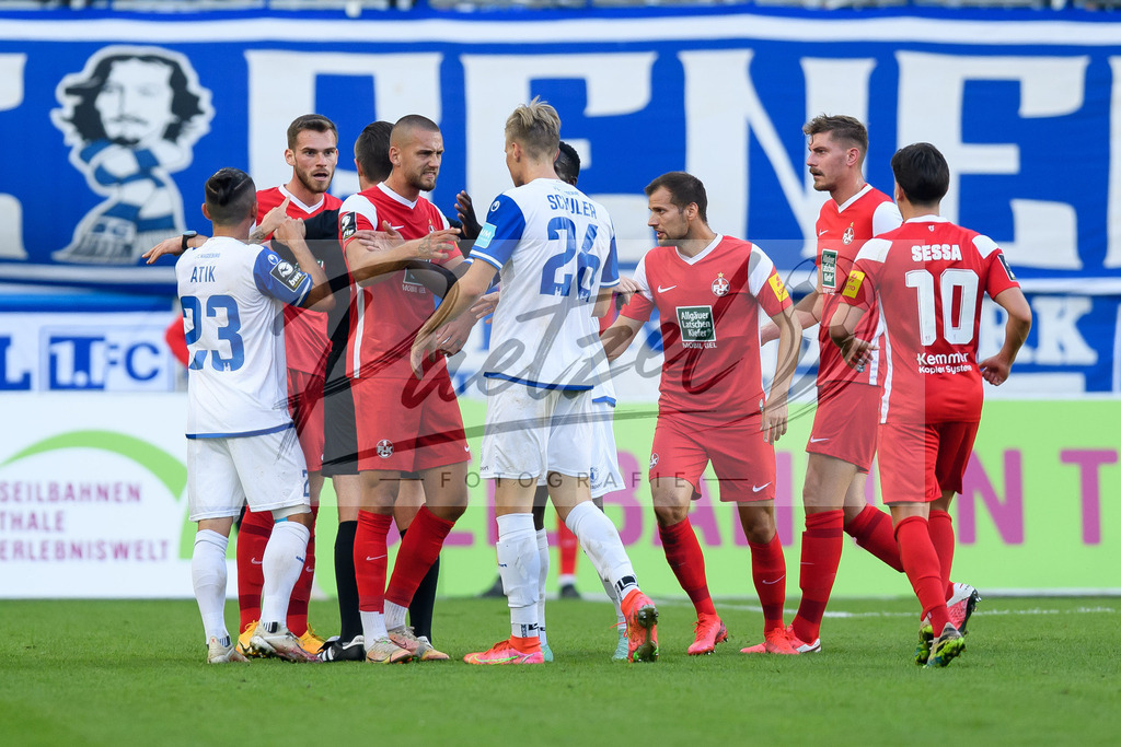 FCMFCK20210904_030 | Fussball, Herren: . Rudelbildung beim Spiel der 3. Liga zwischen 1. FC Magdeburg und 1. FC Kaiserslautern in der MDCC-Arena am 04.09.2021 in Magdeburg, Deutschland.DFB / DFL REGULATIONS PROHIBIT ANY USE OF PHOTOGRAPHS AS IMAGE SEQUENCES AND/OR QUASI-VIDEO. - Realisiert mit Pictrs.com